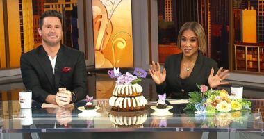 'Windy City Weekend' celebrates Mother's Day 2025 early with flower, Nothing Bundt Cakes giveaways