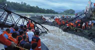 2 people killed, 32 others injured after iron bridge collapses over river at tourist destination in western India