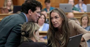 Defense attorney's dramatic courtroom move has legal experts talking in Karen Read murder trial