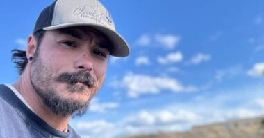 Manhunt for 'killer dad' Travis Decker narrows in on remote mountain trail after tip off from hikers