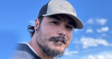 Travis Decker cops make major U-turn in search for ‘killer’ dad but face agonizing decision in grueling manhunt