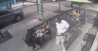 Watch moment laughing dine & dashers run away from restaurant after wracking up $200 bill gorging on shrimp & lobster
